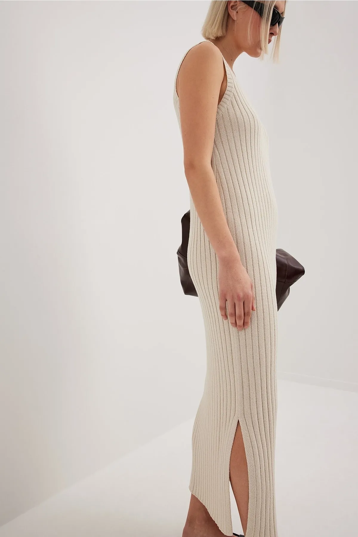 NA-KD  Rippstrick-Midikleid mit V-Ausschnitt