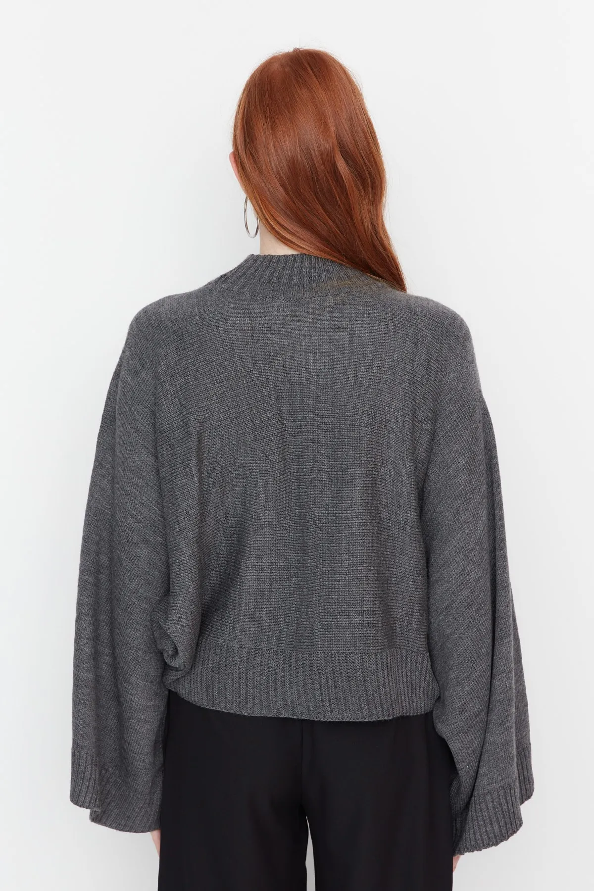 Trendyol Collection  Anthrazitfarbener Strickpullover mit Fledermausärmeln TWOAW23KZ01838