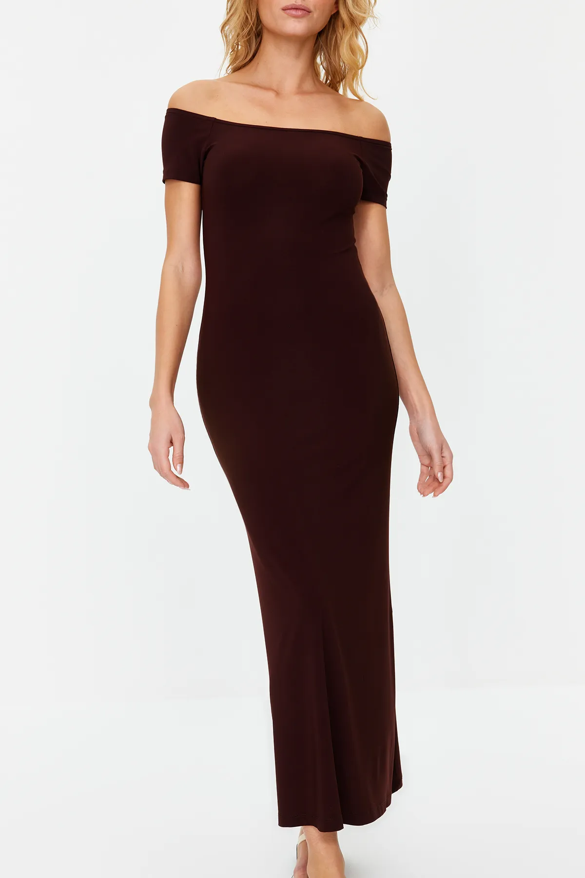 Trendyol Collection  Braunes tailliertes/tailliertes flexibles Strick-Maxi-Bleistiftkleid mit Carmen-Kragen TWOSS24EL00096