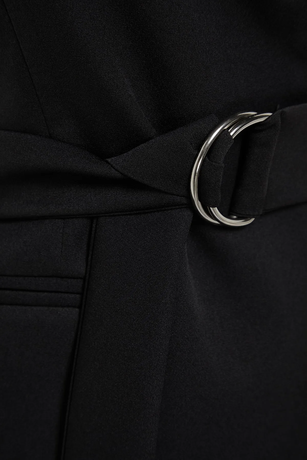 Trendyol Modest  Schwarze, gewebte, gefütterte Weste mit Taillengürtel TCTSS23YL00021