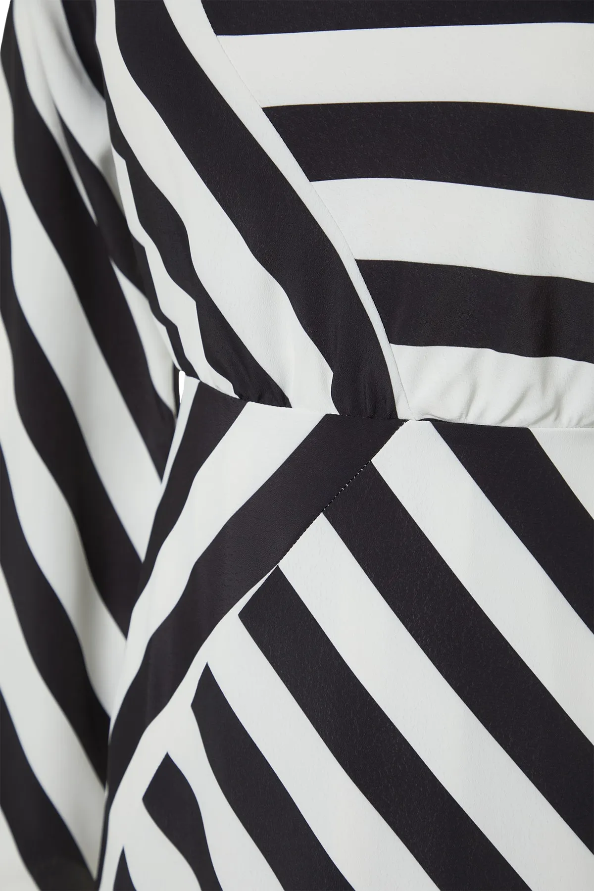 Trendyol Modest  Schwarzes, gestreiftes, gewebtes Kleid mit Degaje-Kragen TCTSS23EB00279