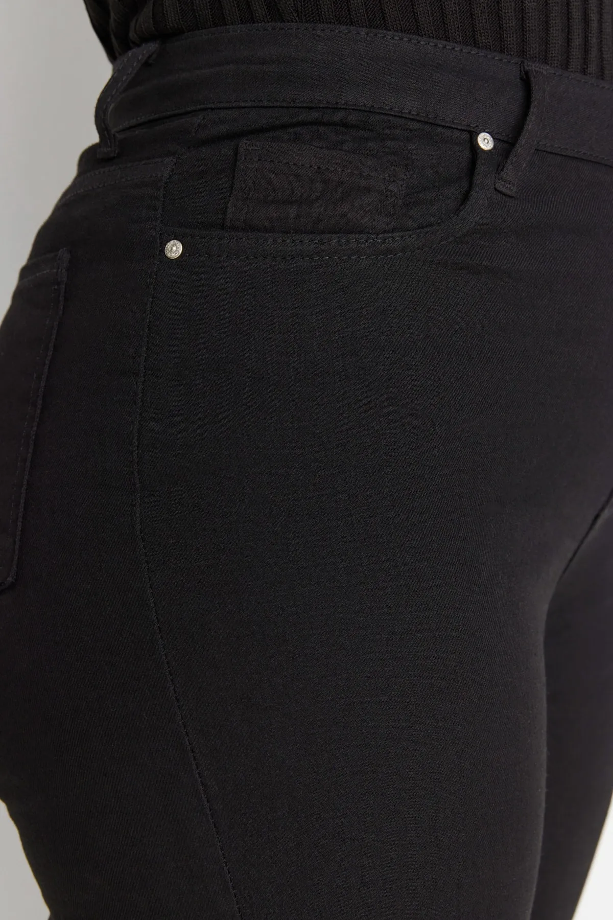 Trendyol Curve  Schwarze, lichtechte, flexible Skinny-Jeans mit hoher Taille TBBAW23CJ00061