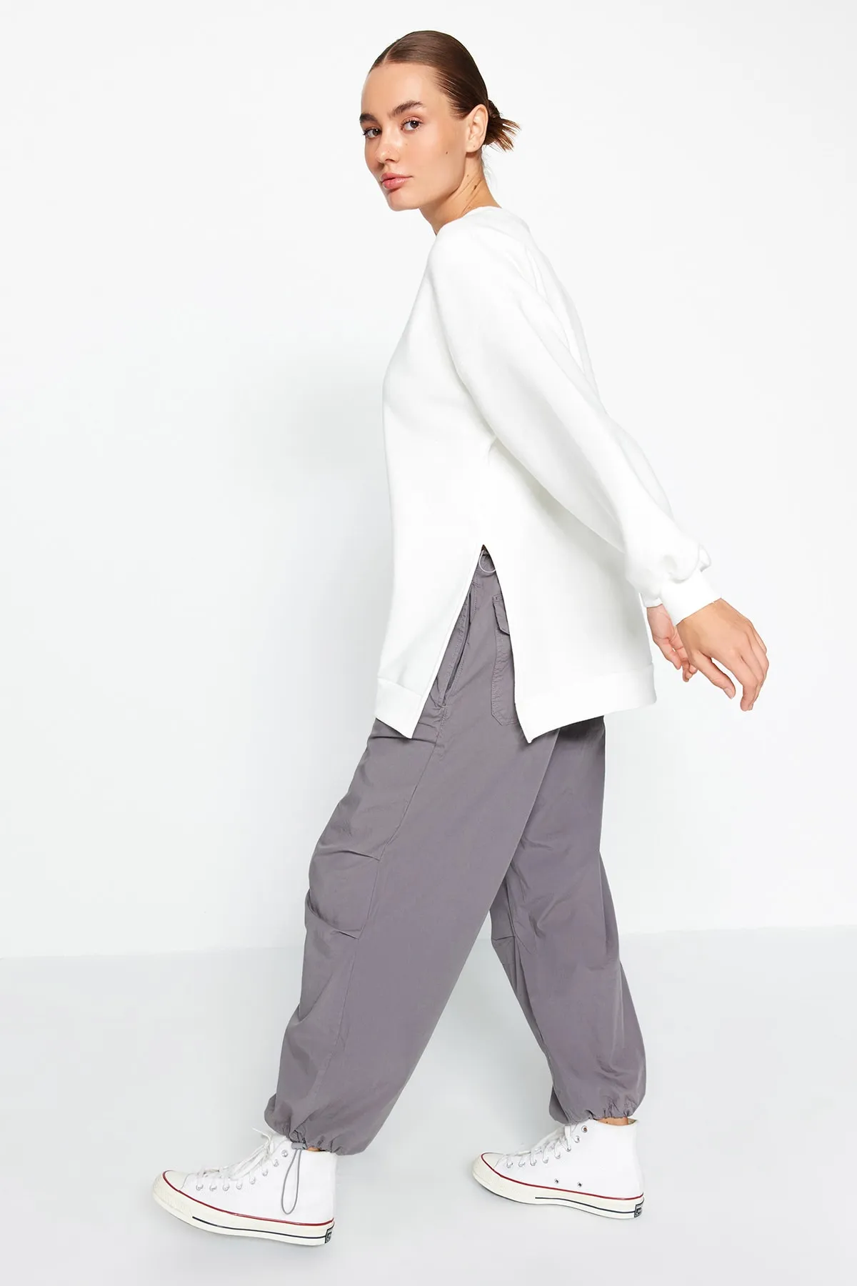 Trendyol Collection  Ecrufarbenes Oversize/Weite Passform Gestricktes Sweatshirt mit Schlitzdetail innen aus dickem Fleece TWOAW23SW00195