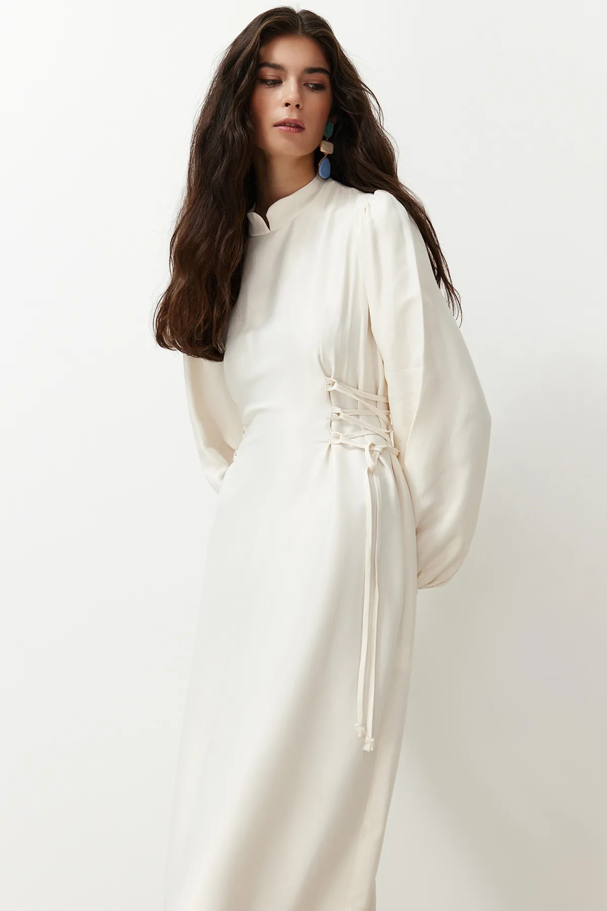 Trendyol Modest  Satin-Hochzeits-Abendkleid für besondere Anlässe - Weißes Britli-Kleid TCTSS23DB00037