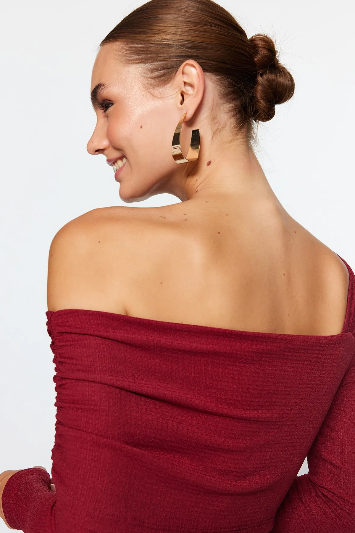 Trendyol Collection  Weinroter asymmetrischer Kragen, detailliert drapiert, tailliert/körperbetont, Wickel-/strukturierter Strickbody TWOAW23BD00043