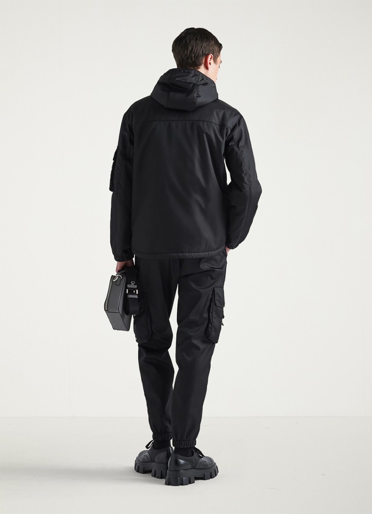 Pantaloni cargo lejeri de la Prada și pantaloni asortați.