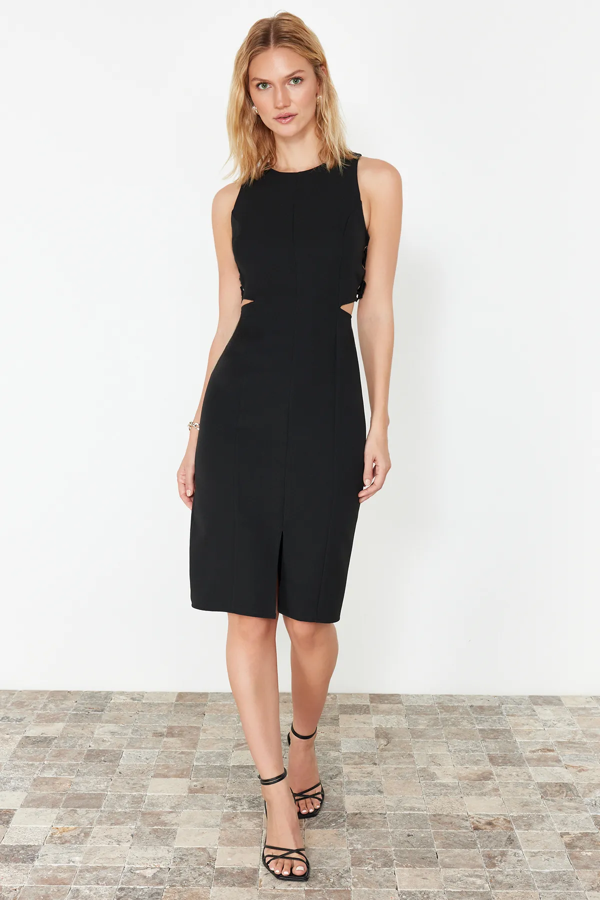 Trendyol Collection  Schwarzes, detailliertes, ärmelloses, tailliertes Midi-Webkleid mit Ausschnitten TWOSS23EL02043