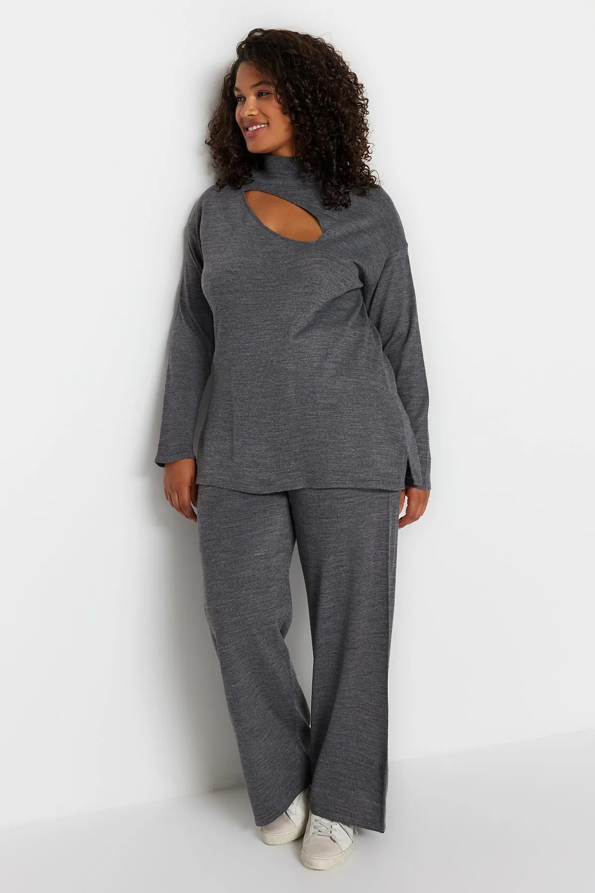 Trendyol Curve  Anthrazitfarbenes Strickoberteil- und -unterteil-Set mit Cut-Outs TBBAW23CP00027