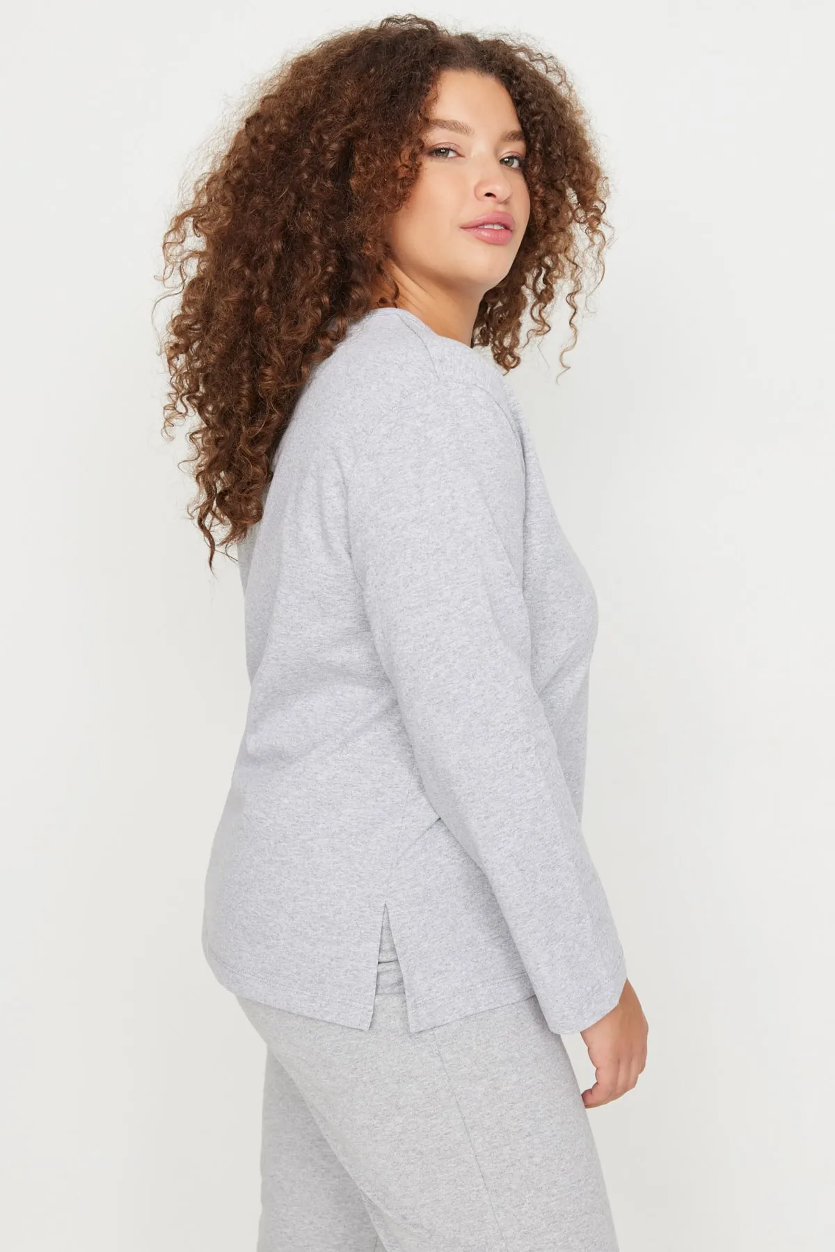 Trendyol Curve  Graues gestricktes Pyjama-Set mit Schlitzen an den Beinen TBBAW23AI00055
