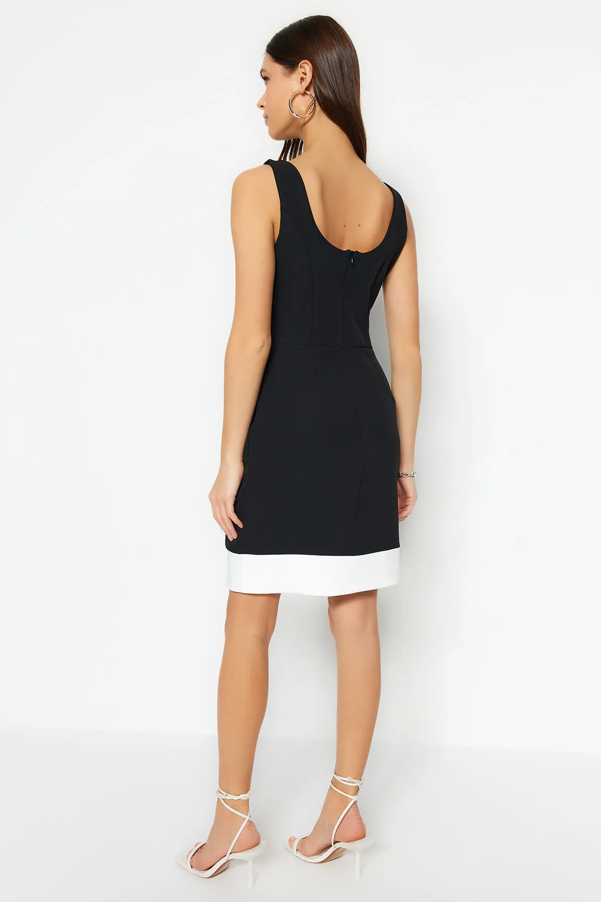 Trendyol Collection  Schwarz-weiß gestreiftes, detailliertes, figurbetontes Mini-Webkleid TWOSS23EL02048