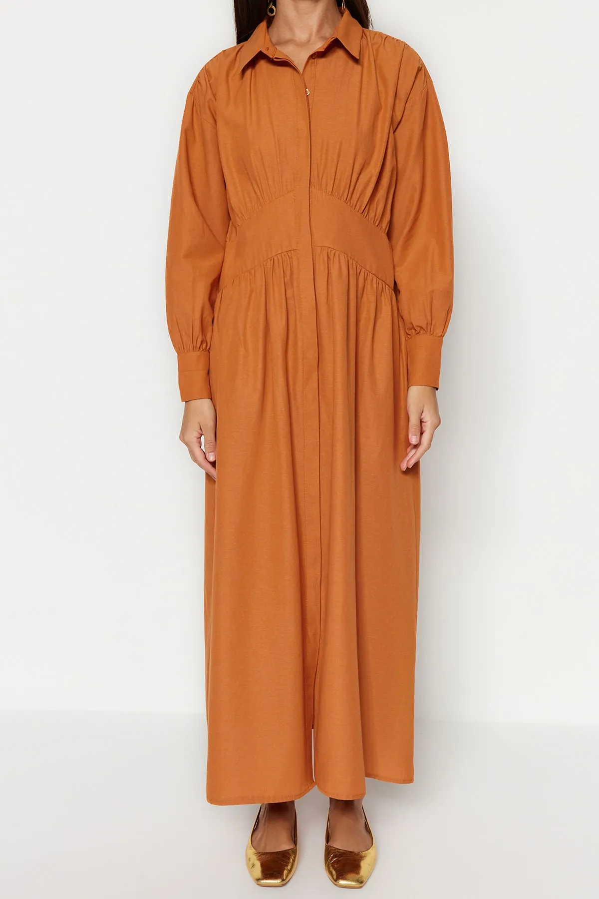 Trendyol Modest  Zimtfarbenes Kleid aus gewebter Baumwolle mit Corsage und halber Knopfleiste TCTSS23EB00355