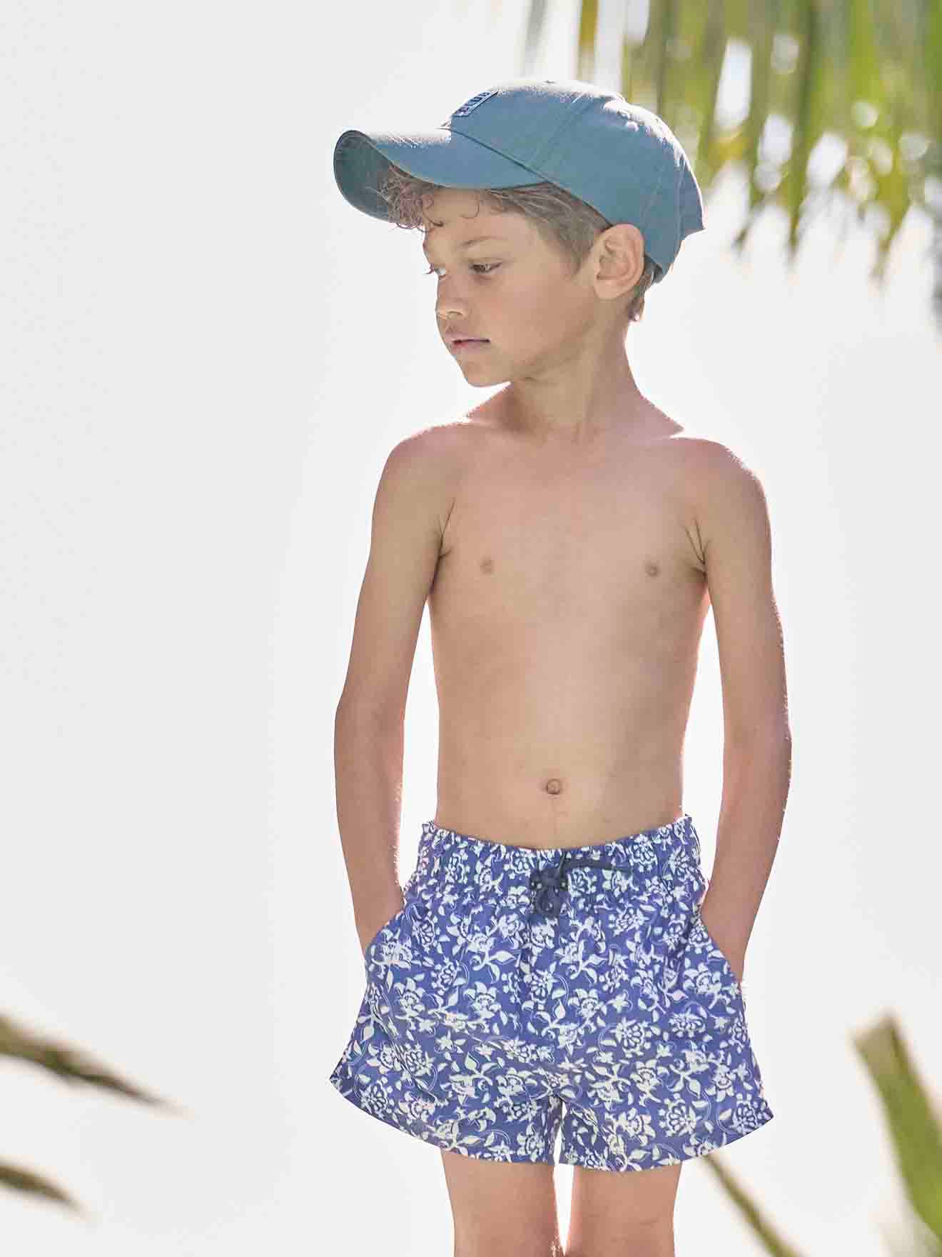 Vertbaudet Capsule Bademode Team Familie: Jungen Badeshorts Oeko-Tex - blau/weiß geblümt