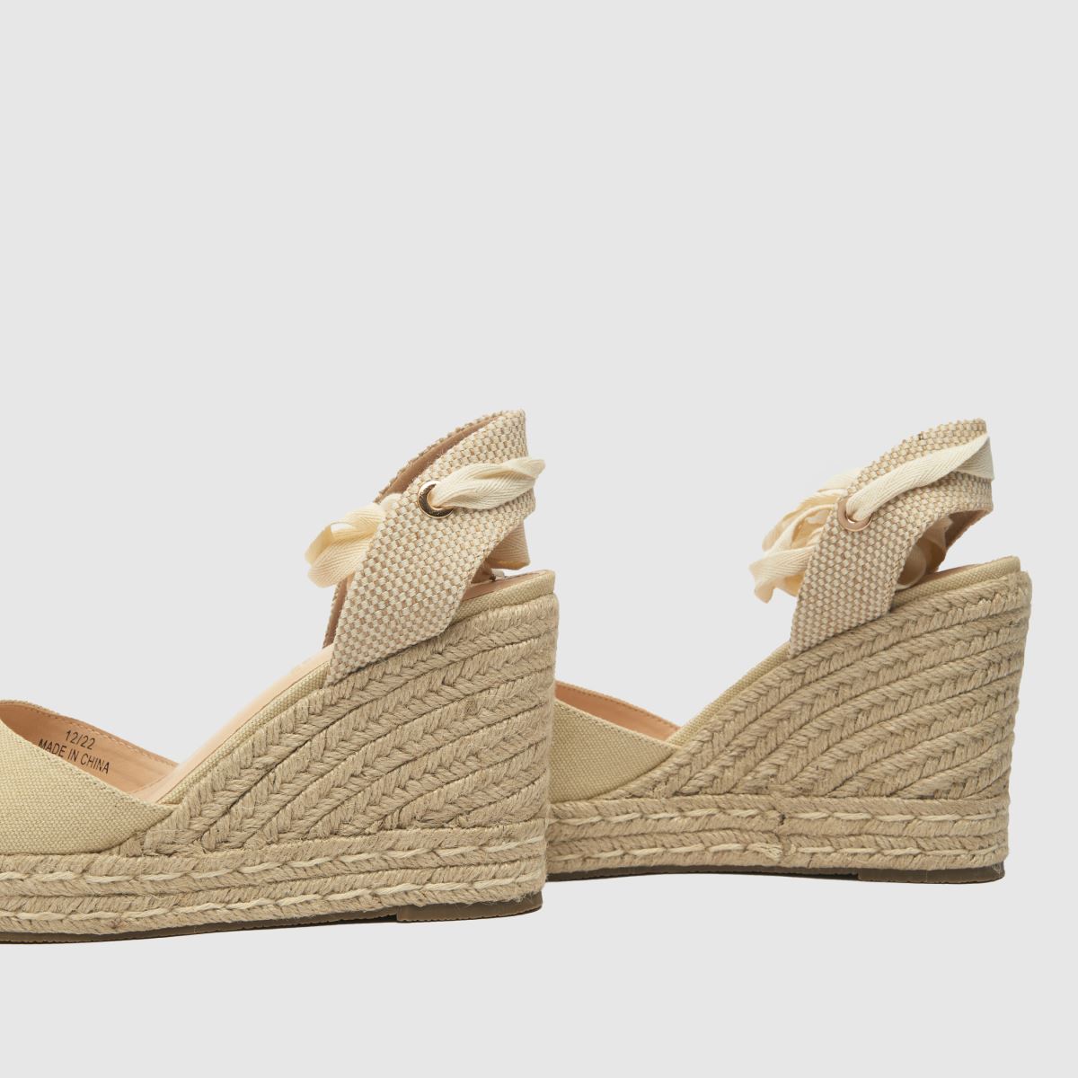 Schuh Venus – Naturfärgade sandaler med kilklack och knytband