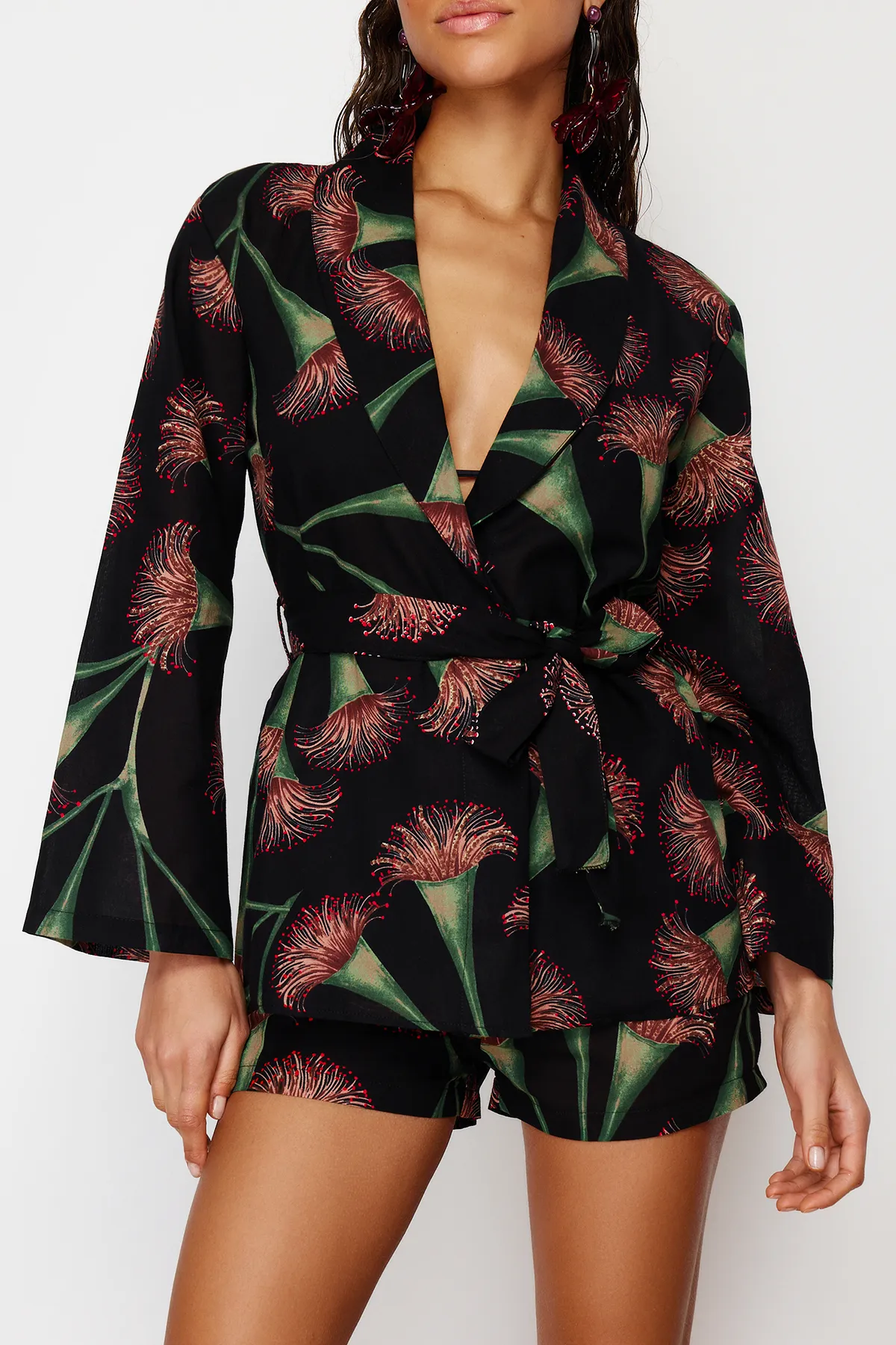 Trendyol Collection  Gewebtes Kimono-Shorts-Set aus 100 % Baumwolle mit Blumenmuster und Gürtel TBESS24AU00012