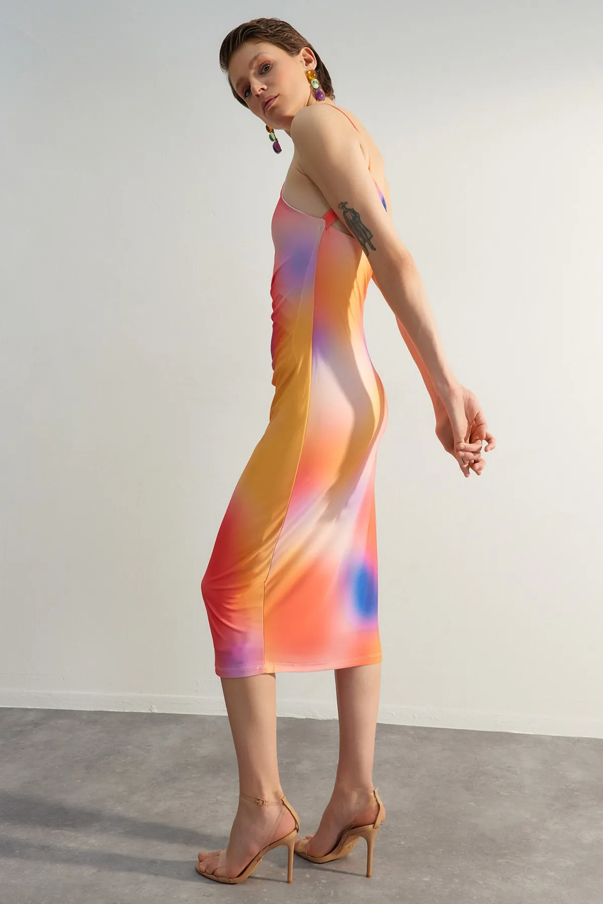 Trendyol Collection  Mehrfarbig bedrucktes, tailliertes Midi-Bleistiftkleid aus flexiblem Strick mit One-Shoulder-Träger TWOSS23EL01577