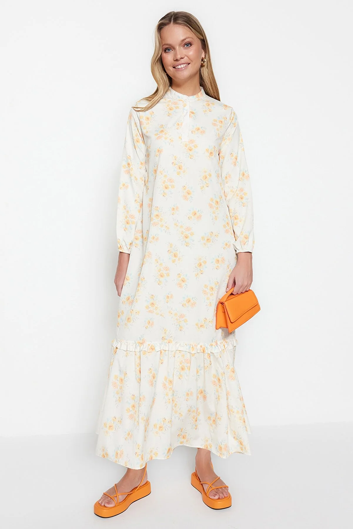 Trendyol Modest  Oranges, florales, gewebtes Kleid mit halber Knopfleiste und Rüschenspitze, gefüttert TCTSS21EL3353