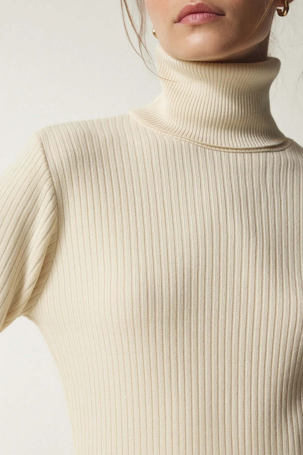 Happiness İstanbul  Cremefarbenes Strickkleid mit Rollkragen und Schlitz für Damen PF00038