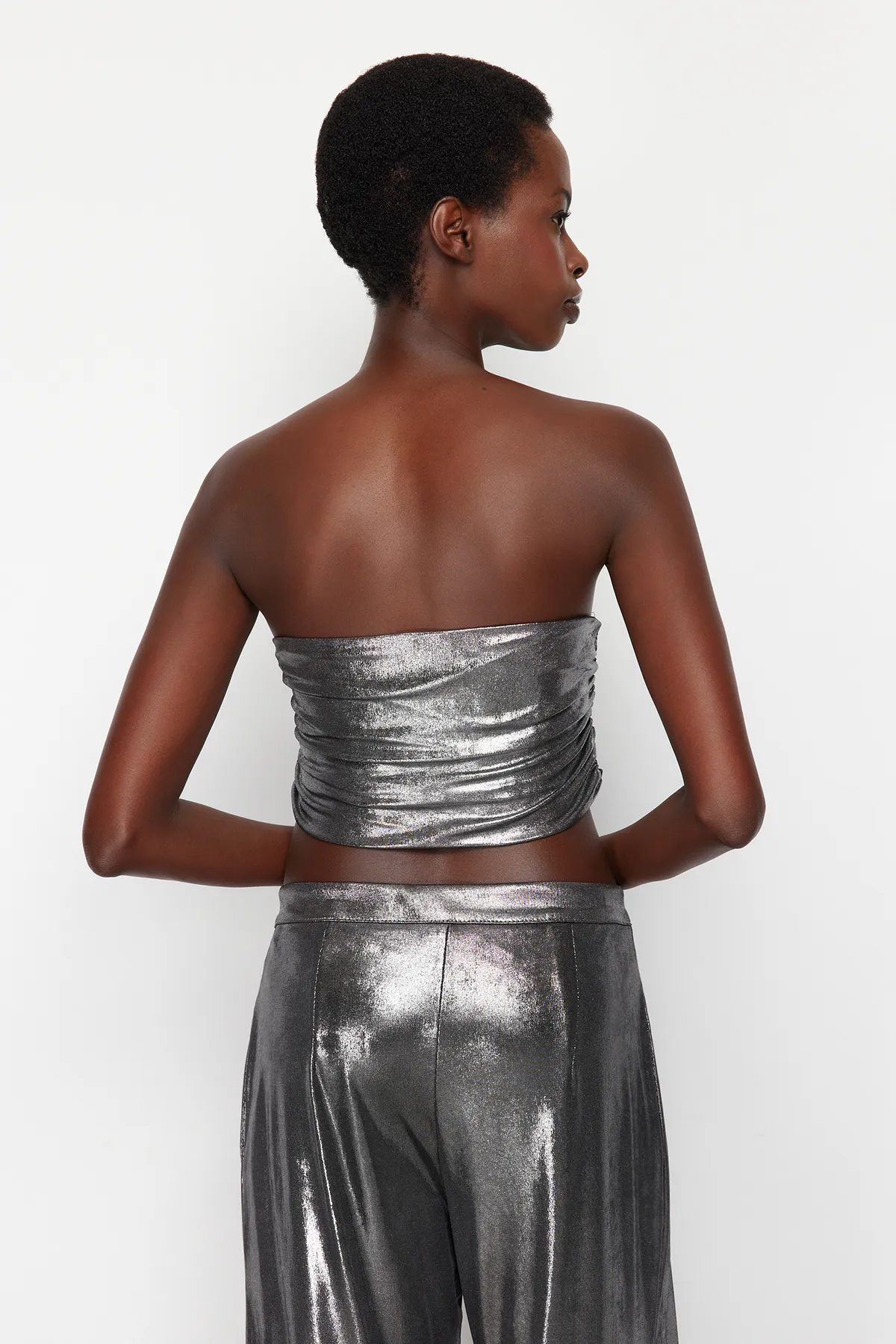 Trendyol Collection  Anthrazitfarbenes Crop-Bustier im Metallic-Look TPRSS24BS00012