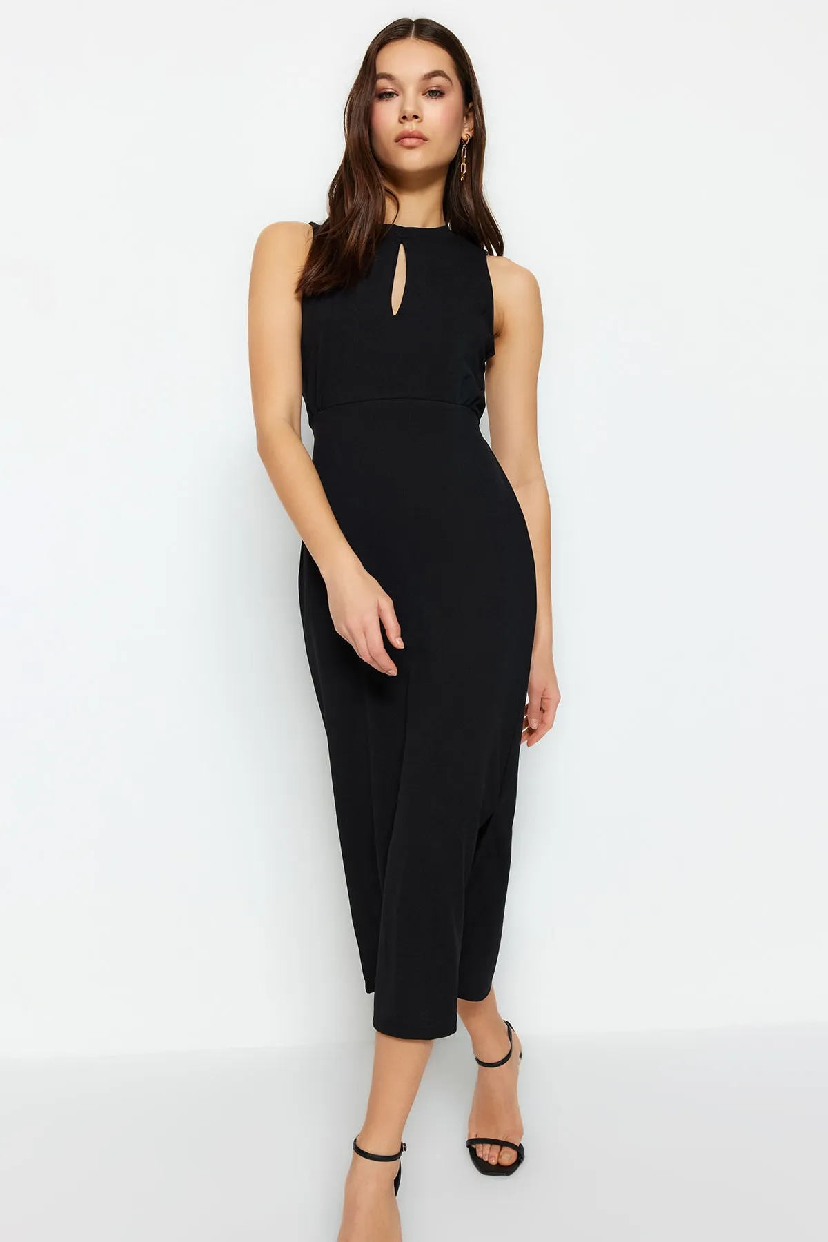Trendyol Collection  Schwarzes, figurbetontes Strick-Bleistiftkleid mit Cut-Out-Details und Stehkragen TWOSS23EL02166