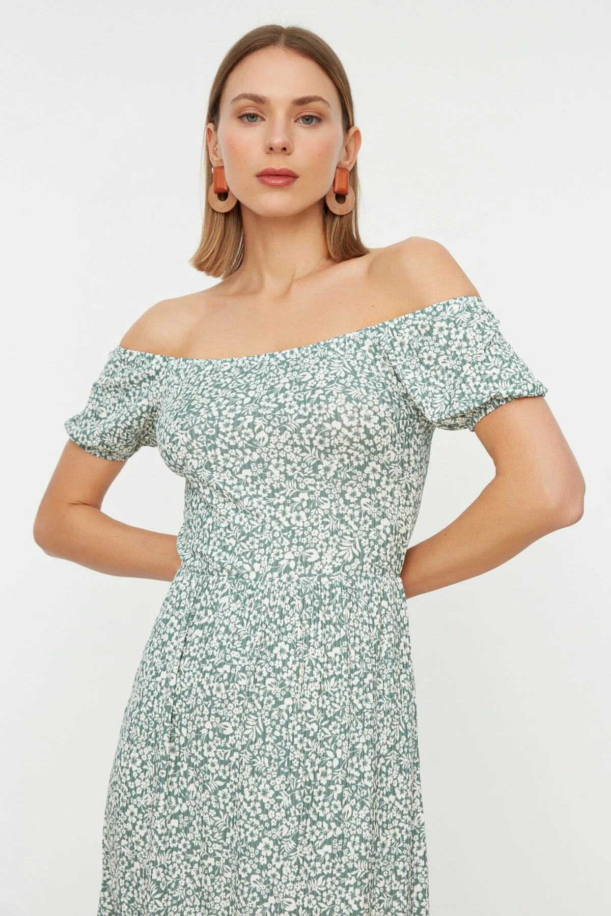 Trendyol Collection  Mintgrünes, bedrucktes Cord-Strickkleid mit Carmenkragen