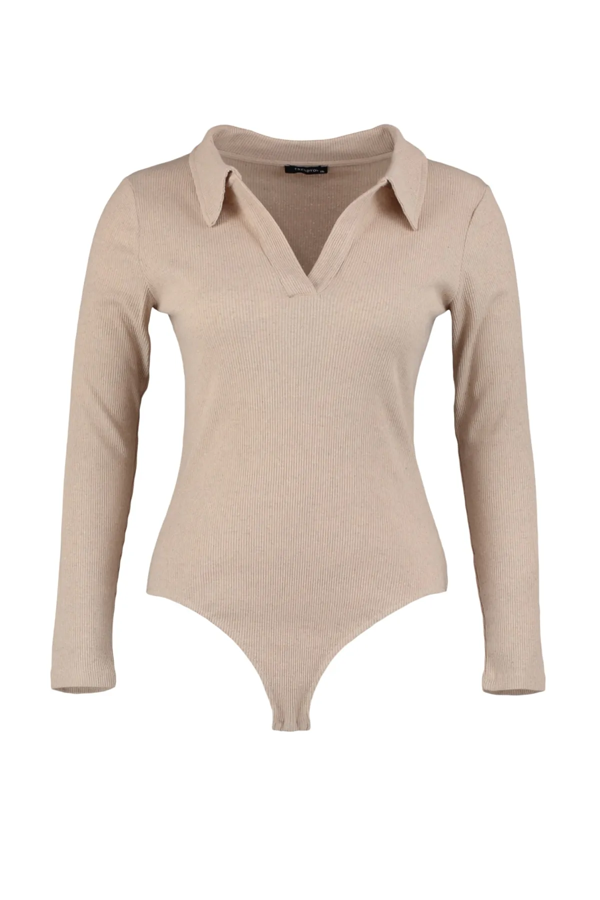 Trendyol Curve  Beigefarbener, taillierter Strickbody mit geripptem Hemdkragen und Druckknopfverschluss TBBAW23CS00007