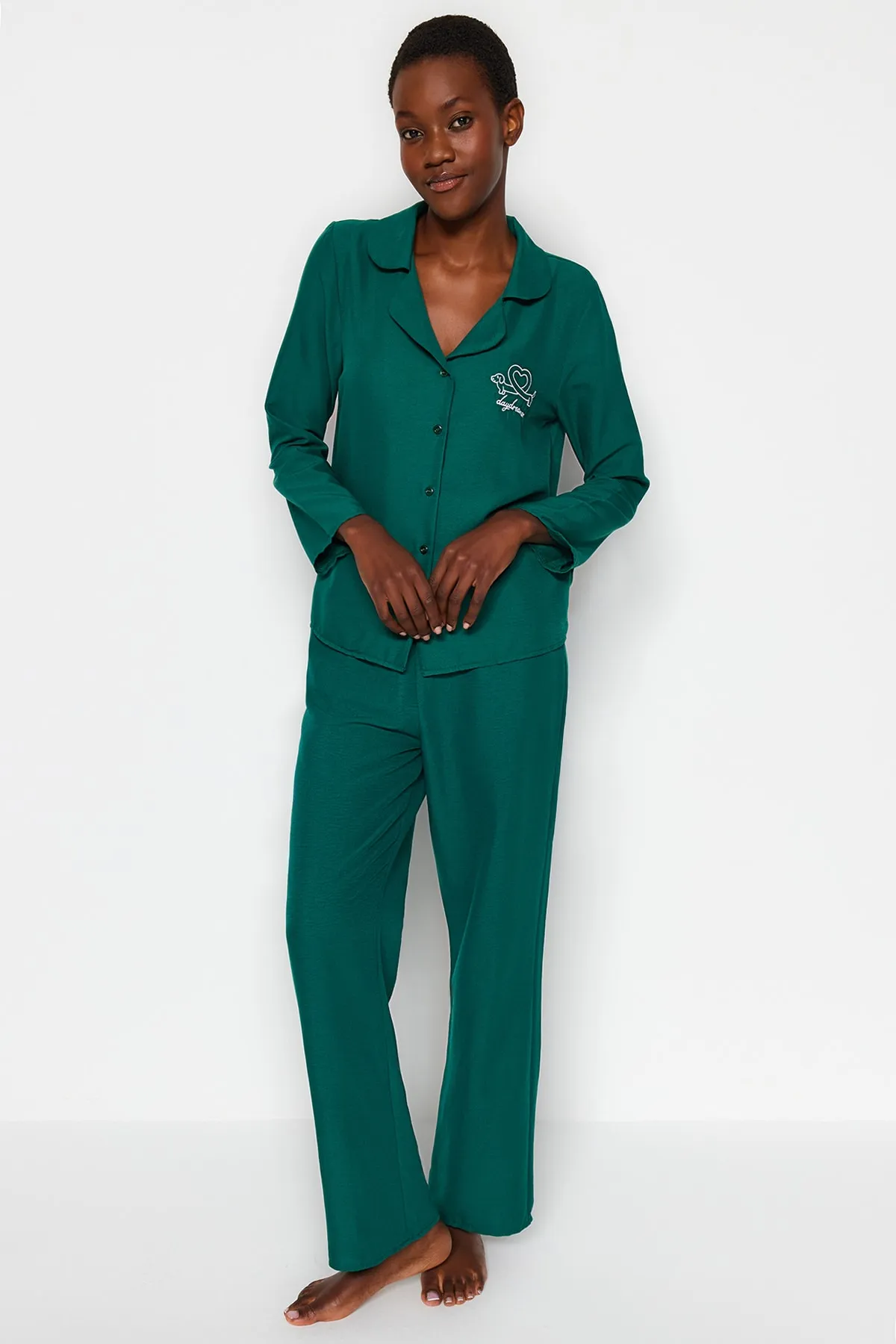 Trendyol Collection  Smaragdgrünes, besticktes Pyjama-Set aus Hemd und Hose aus Webstoff THMAW24PT00000