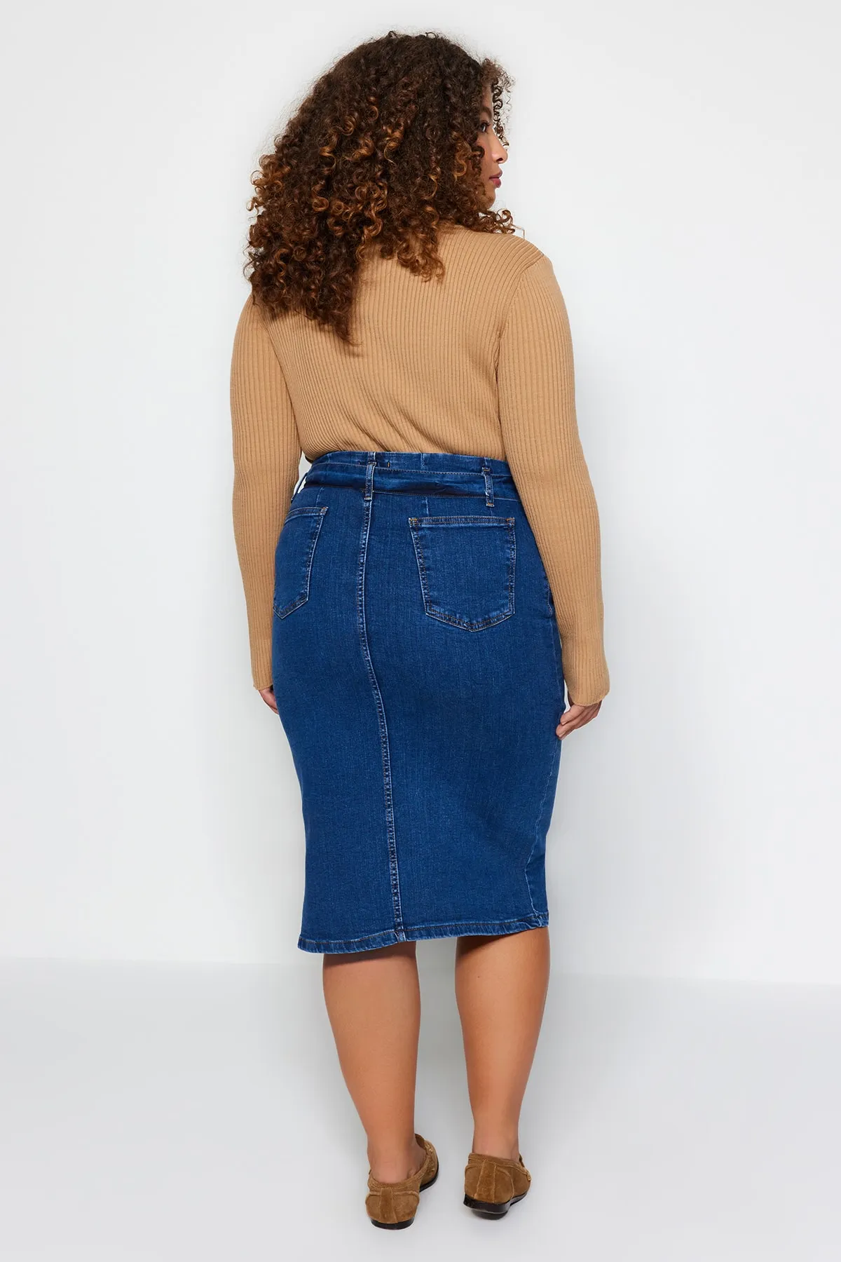Trendyol Curve  Hellblauer, geschlitzter Jeansrock mit hohem Bund und Gürtel TBSSS23AZ00017