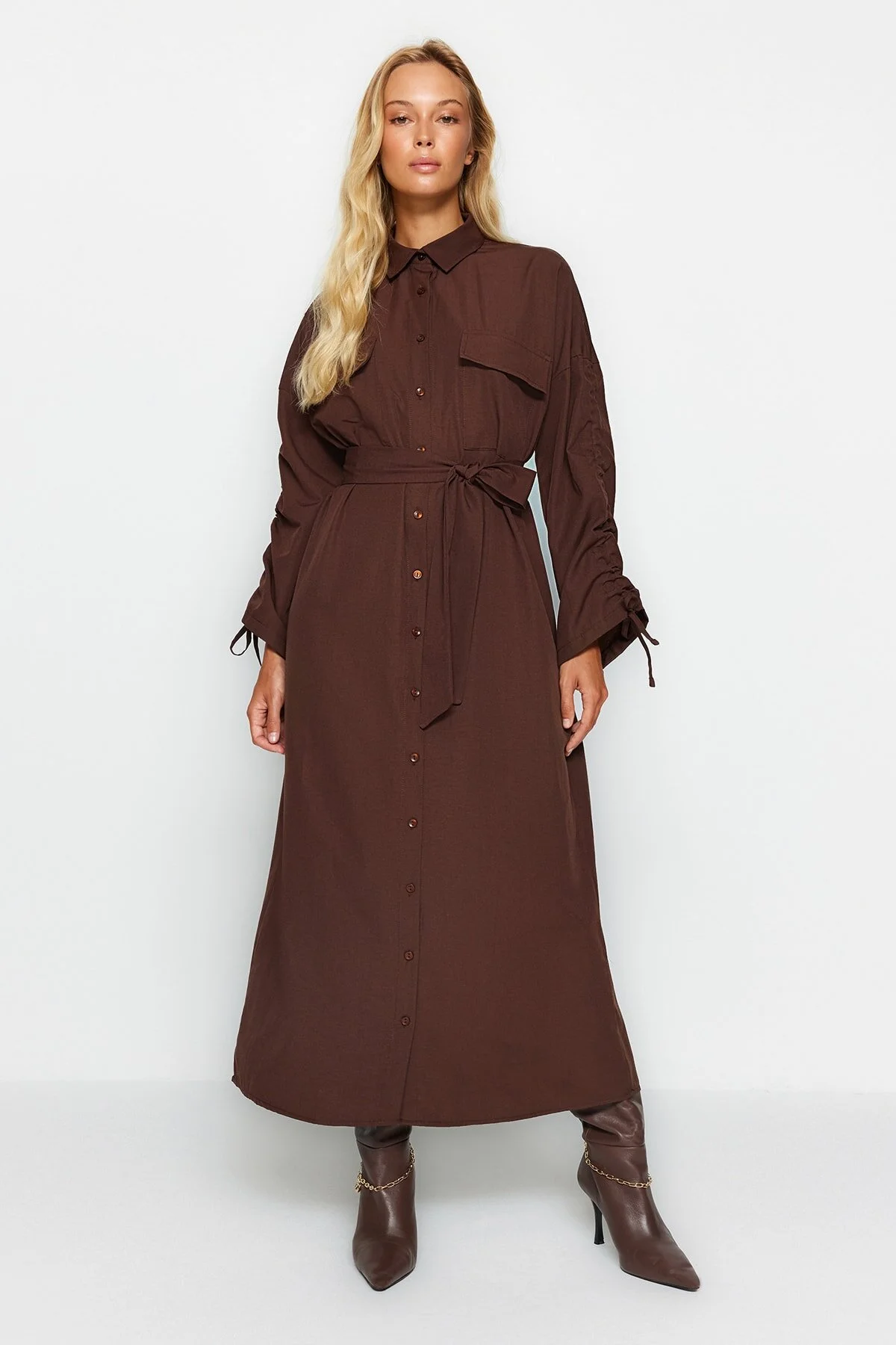 Trendyol Modest  Braunes Hemdblusenkleid aus gewebter Baumwolle mit Gürtel und verstellbaren Ärmeln TCTSS23EB00365