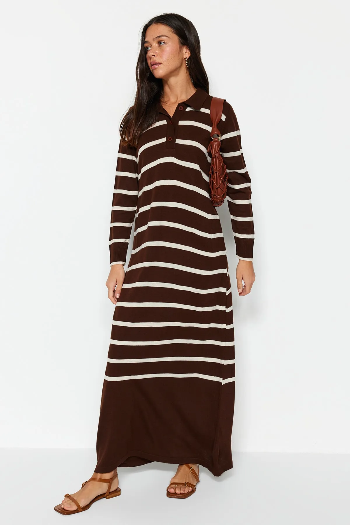 Trendyol Modest  Braunes gestreiftes Strickkleid mit Polokragen TCTAW22EB02122