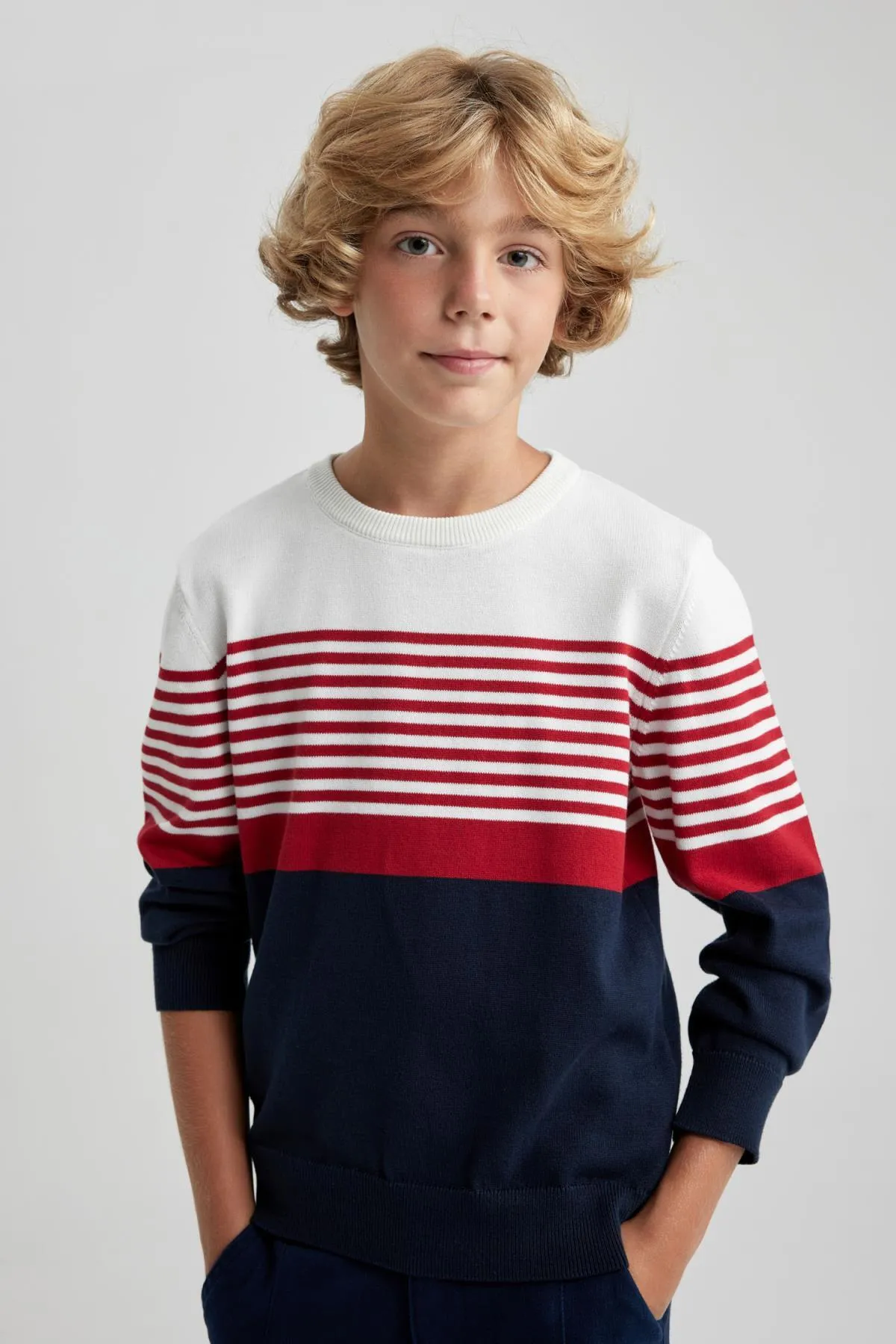 DeFacto  Strickpullover für Jungen mit normaler Passform und Rundhalsausschnitt