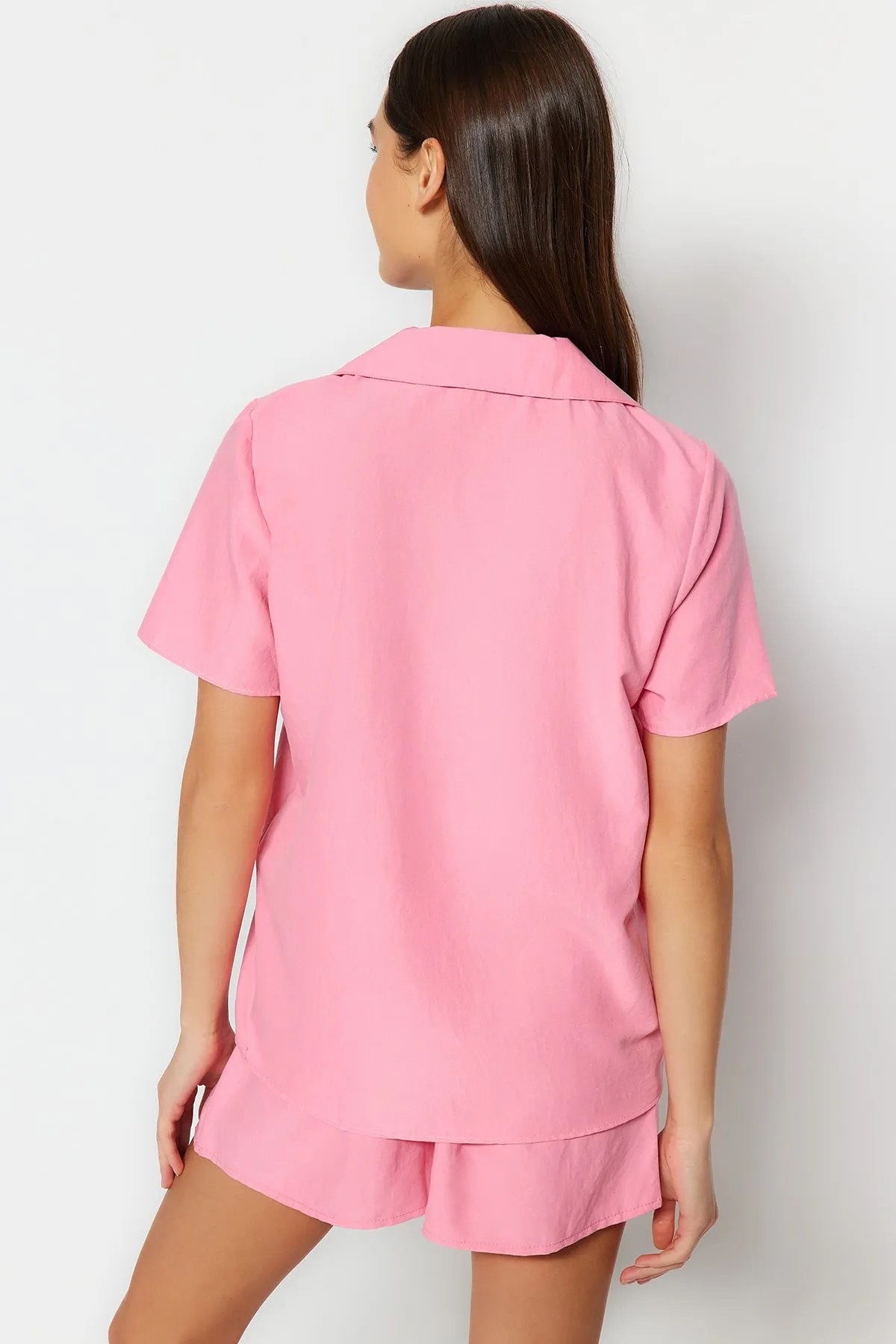 Trendyol Collection  Pink Banana Pyjama-Set aus Viskose-Shirt und Shorts mit Stickerei THMSS23PT00079