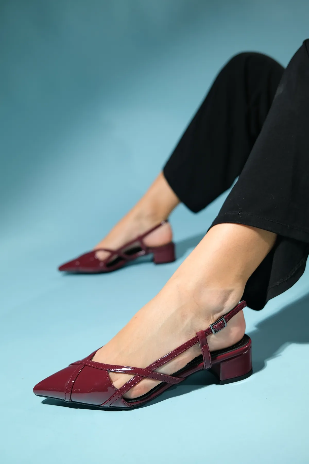 LuviShoes  STEVE Damensandalen aus Lackleder in Weinrot mit niedrigem Absatz