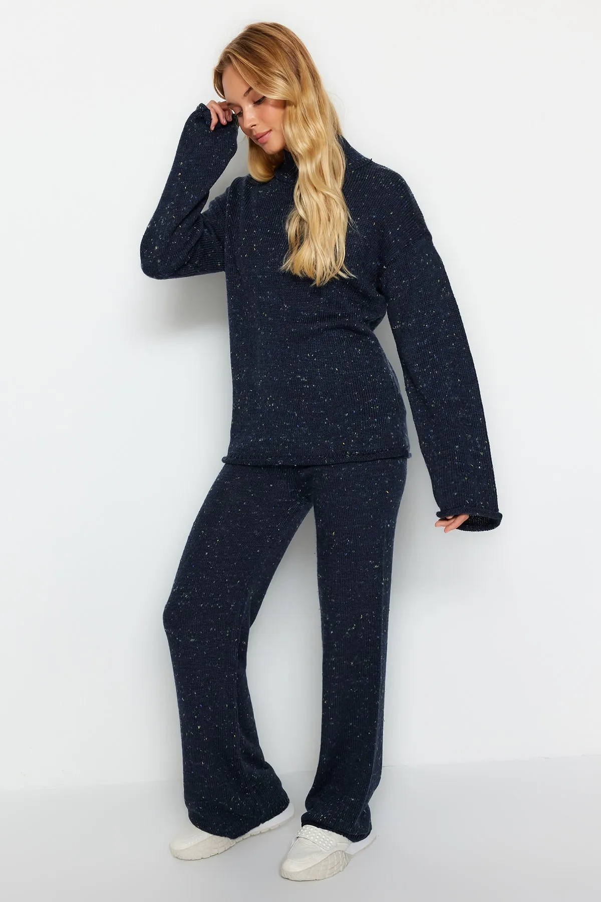 Trendyol Collection  Marineblaues Set aus Oberteil und Unterteil aus weich strukturierter Wolle mit Farbverlauf TWOAW24AU00106