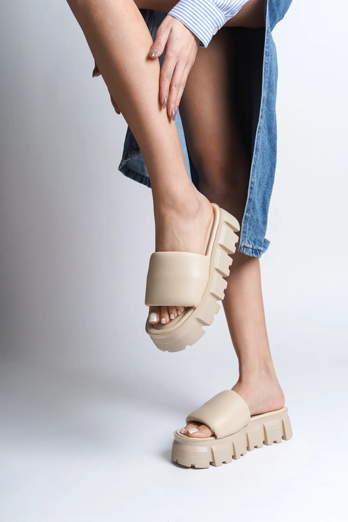 Capone Outfitters  Tello Damen-Hausschuhe mit Keilabsatz und einem Riemen