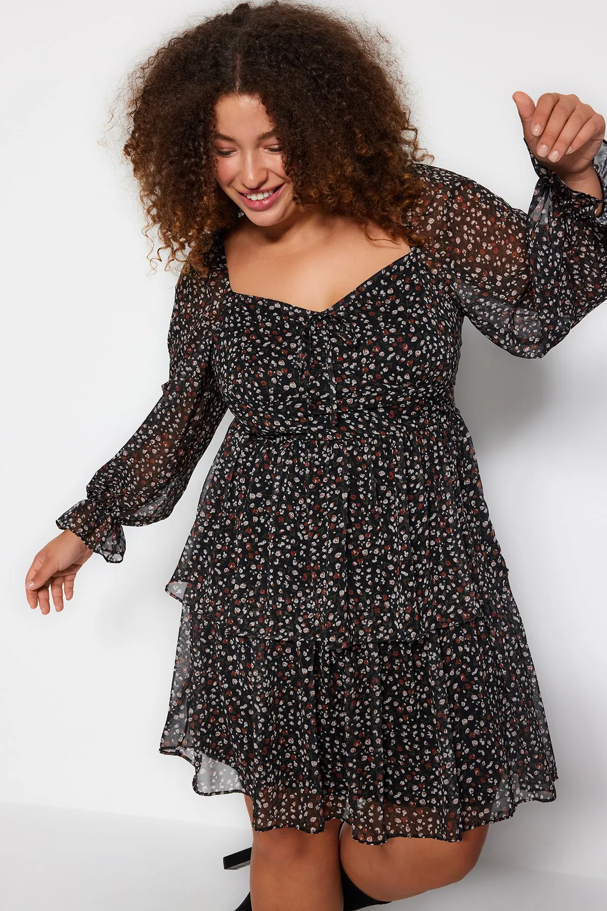 Trendyol Curve  Schwarzes Chiffonkleid mit Blumenmuster TBBAW24AH00027