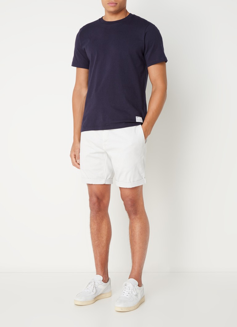 Pantaloni chino Replay Benni într-o croială clasică cu buzunare laterale.
