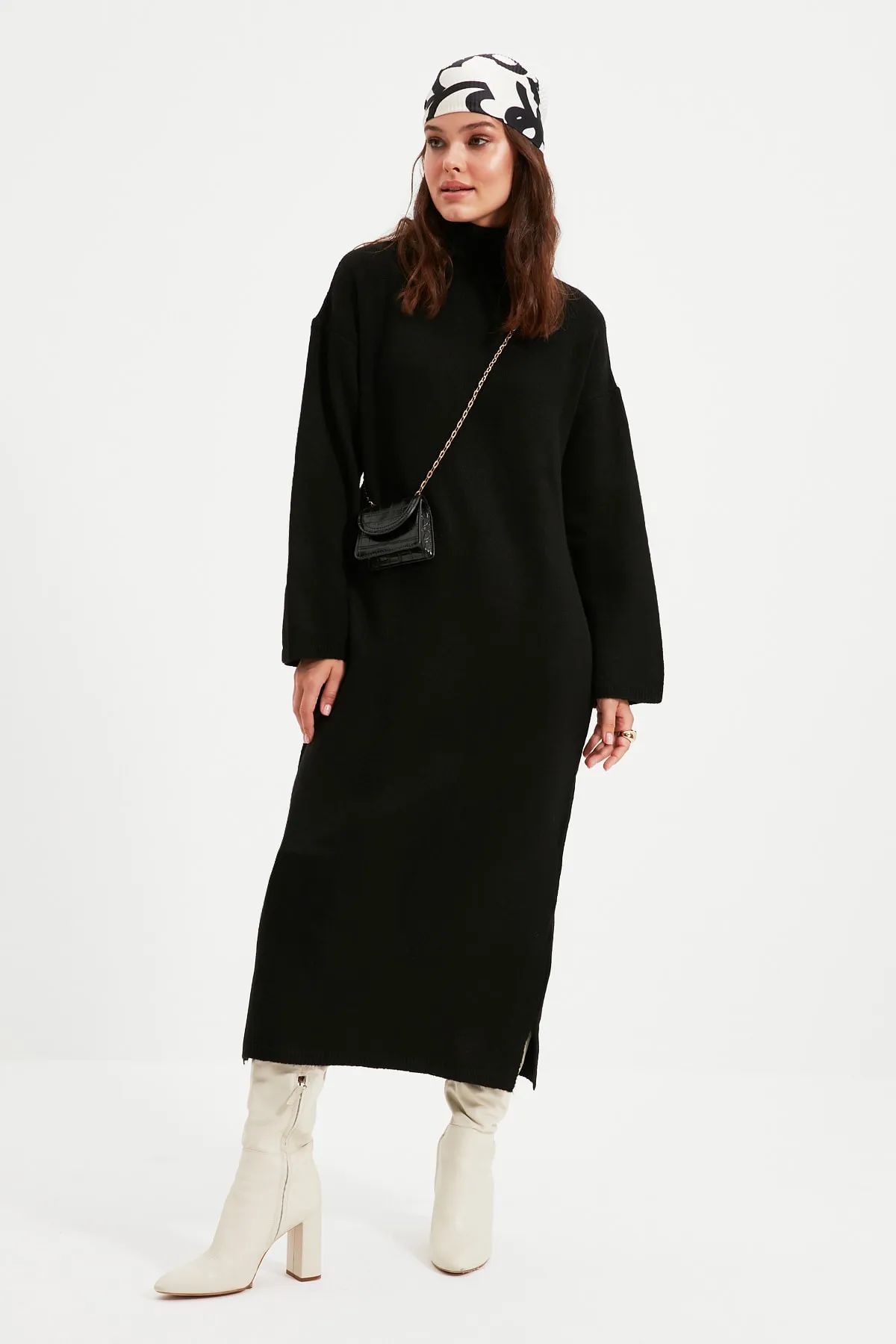 Trendyol Modest  Schwarzes, hochgeschnittenes, weiches, langes Strickkleid TCTAW22EL0033