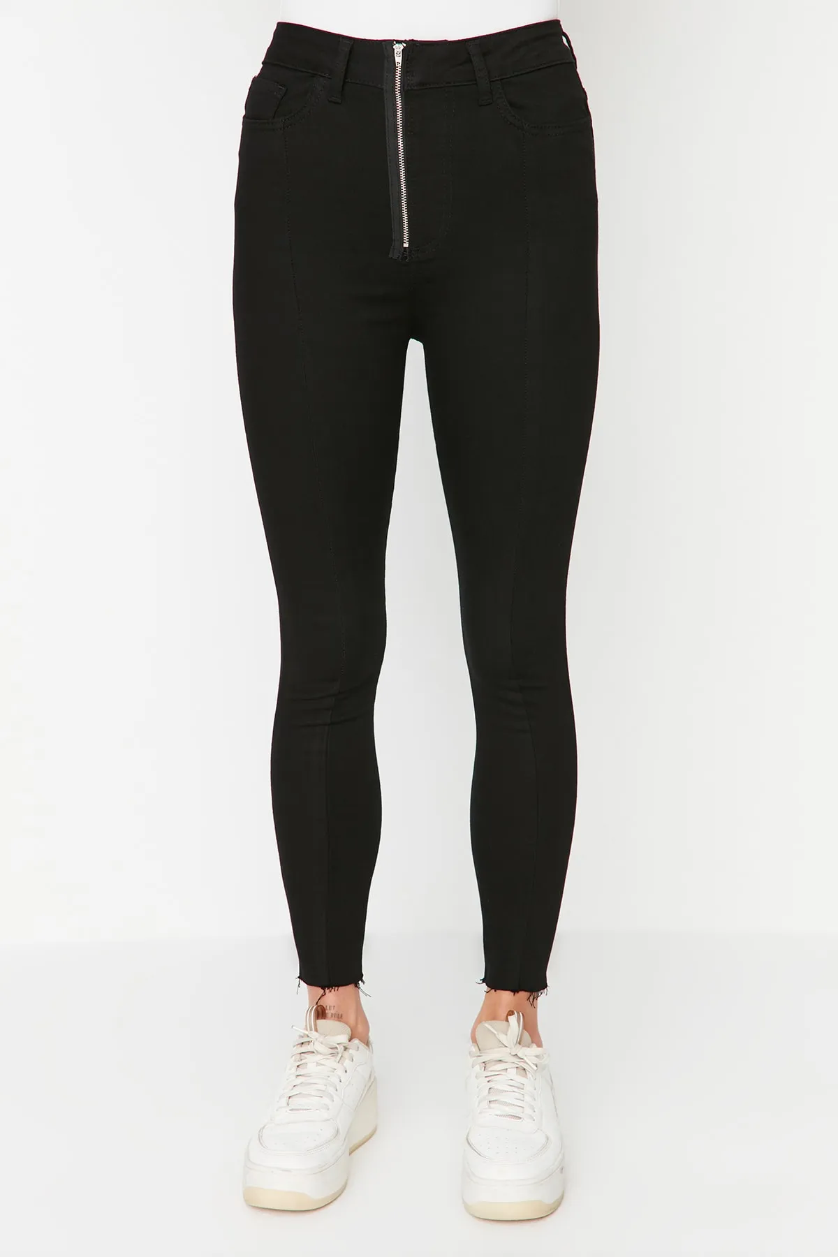 Trendyol Collection  Schwarze Skinny Jeans mit Reißverschluss und hoher Taille TWOAW23JE00498
