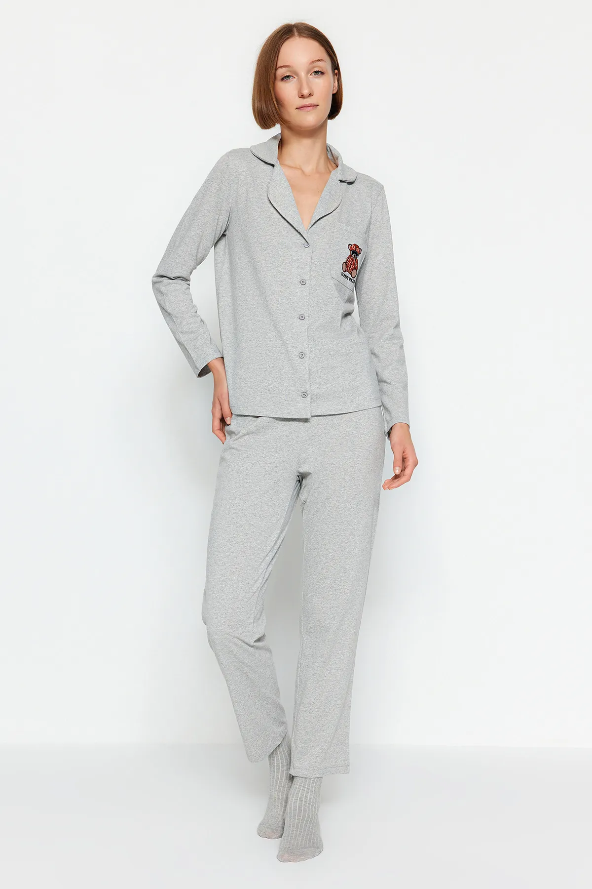 Trendyol Collection  Grau meliertes Pyjama-Set aus Hemd und Hose aus Baumwolle mit Teddybär-Stickerei THMAW24PT00008