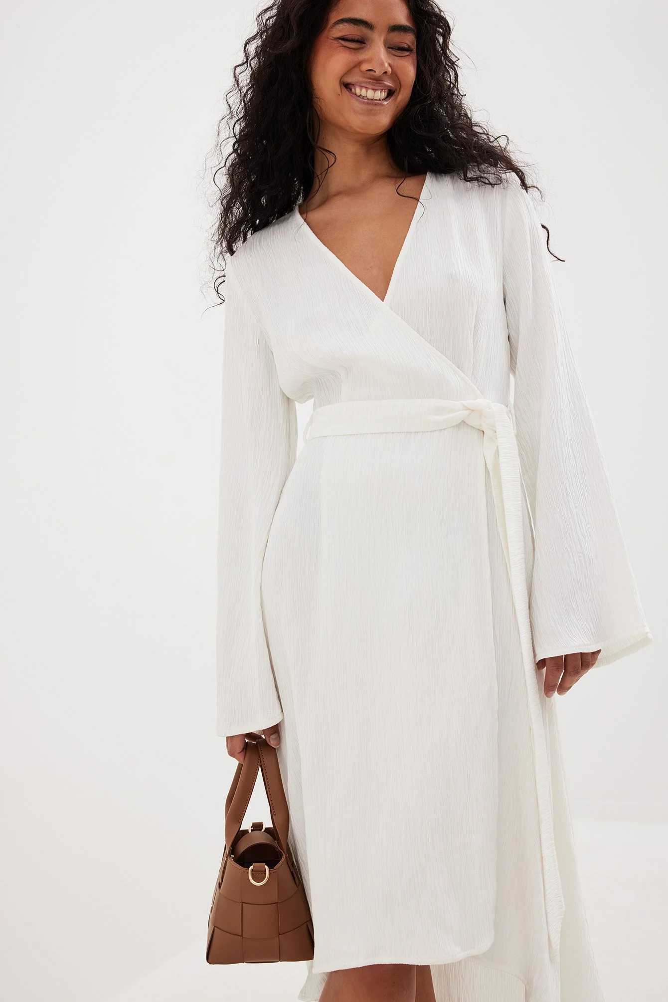 Strukturiertes Kleid mit verlängertem Rücken und gebundener Taille
