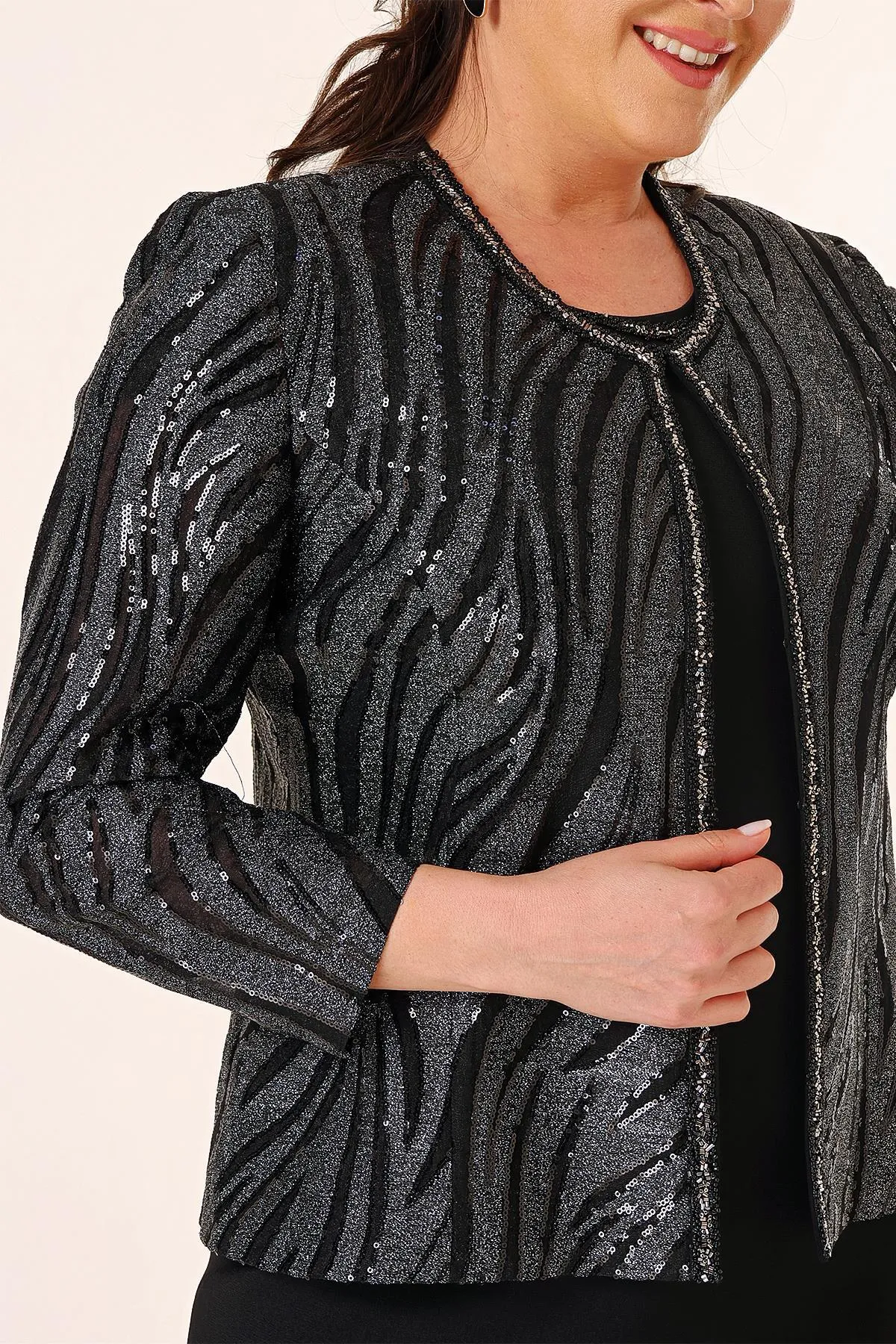 By Saygı  Zweiteiliges Set mit Paillettenjacke, gefüttertem Kreppkleid mit Halbmondärmeln und Übergröße