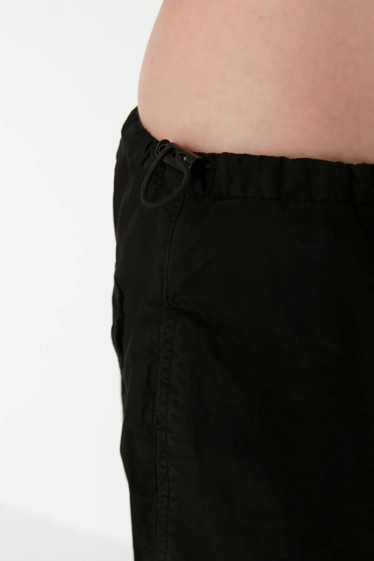 Trendyol Collection  Schwarze Fallschirmhose mit normaler Taille und Stopper TWOAW23JE00738