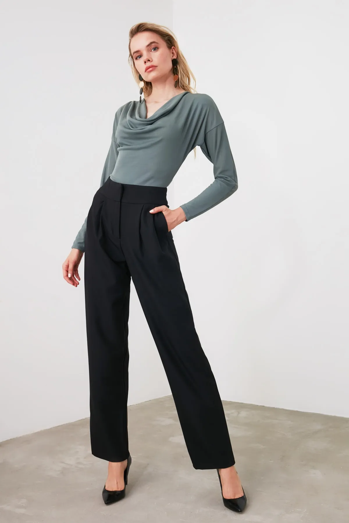 Trendyol Collection  Schwarze, gerade geschnittene, plissierte Webhose TWOSS19WX0017