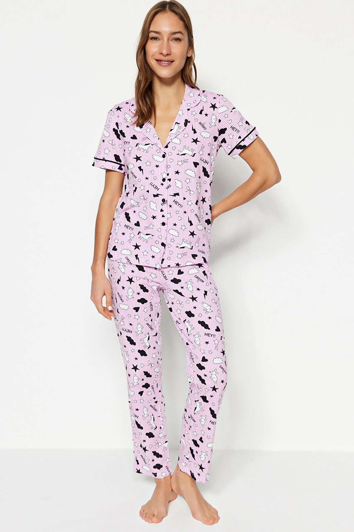 Trendyol Collection  Hellrosa Strick-Pyjama-Set aus 100 % Baumwolle mit Paspeln und grafischem Muster aus Hemd und Hose THMSS19IP0037