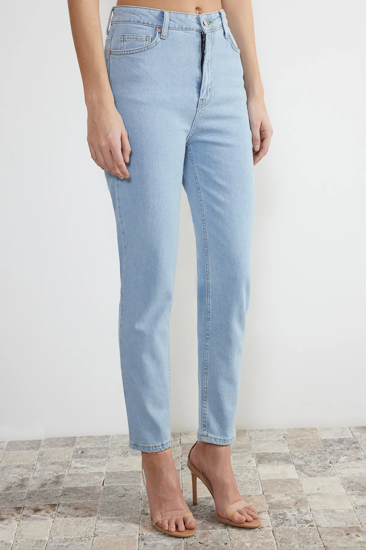 Trendyol Collection  Hellblaue Slim Mom-Jeans mit hoher Taille TWOSS24JE00137