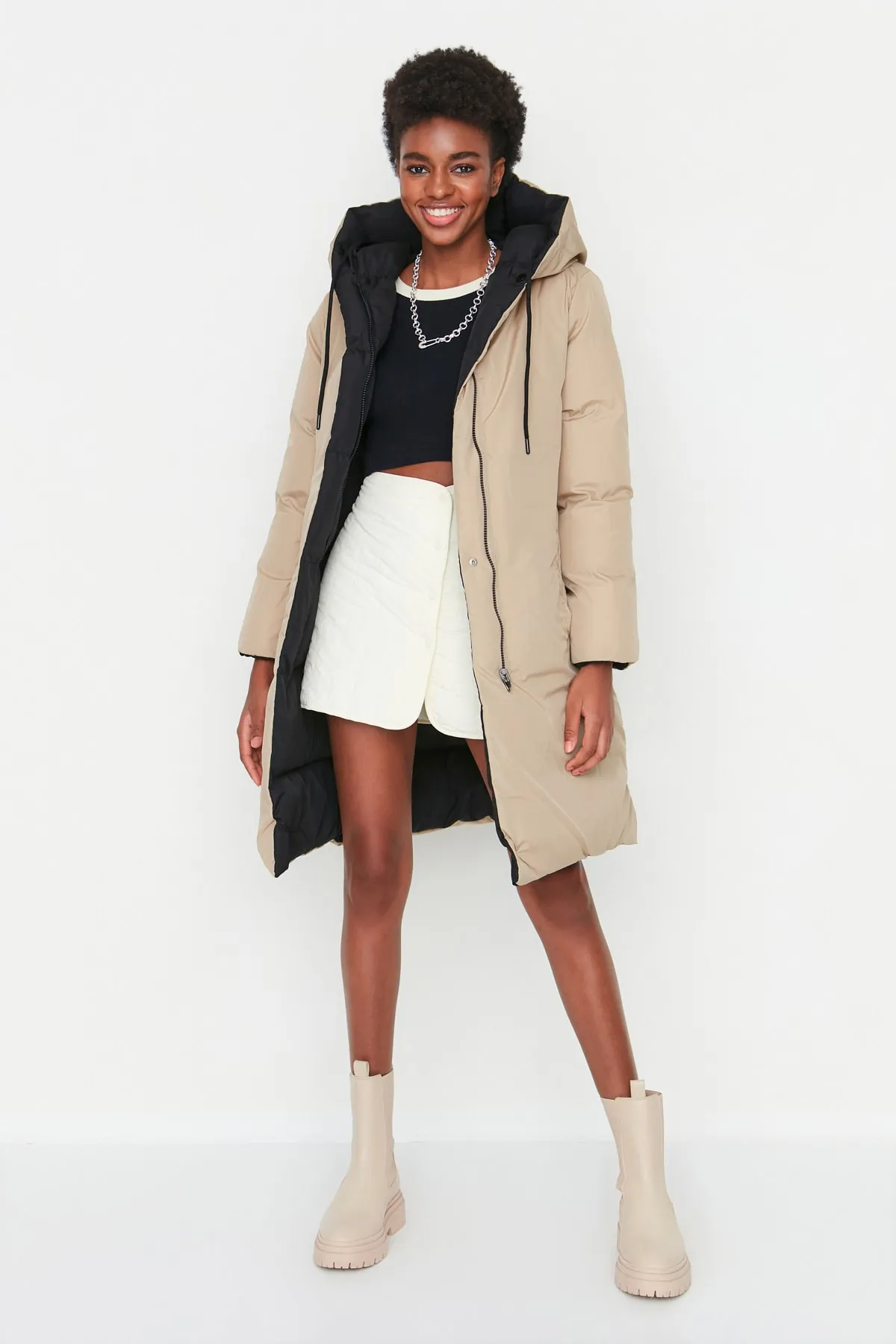 Trendyol Collection  Schwarz-beige, wendbare, wasserabweisende lange Pufferjacke mit Kapuze TWOAW23MO00052