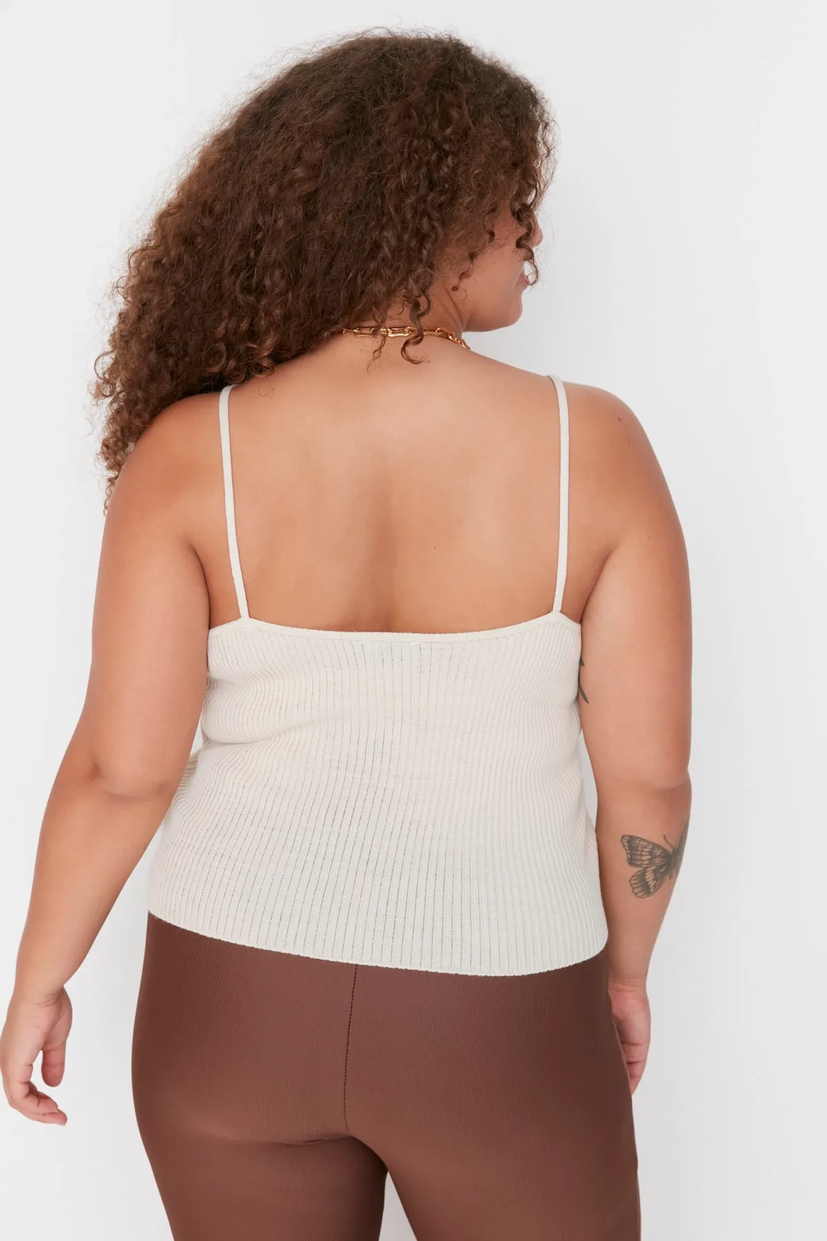 Trendyol Curve  Beigefarbenes Set aus Feinstrick-Cardigan und Unterhemd mit Krawatte und V-Ausschnitt