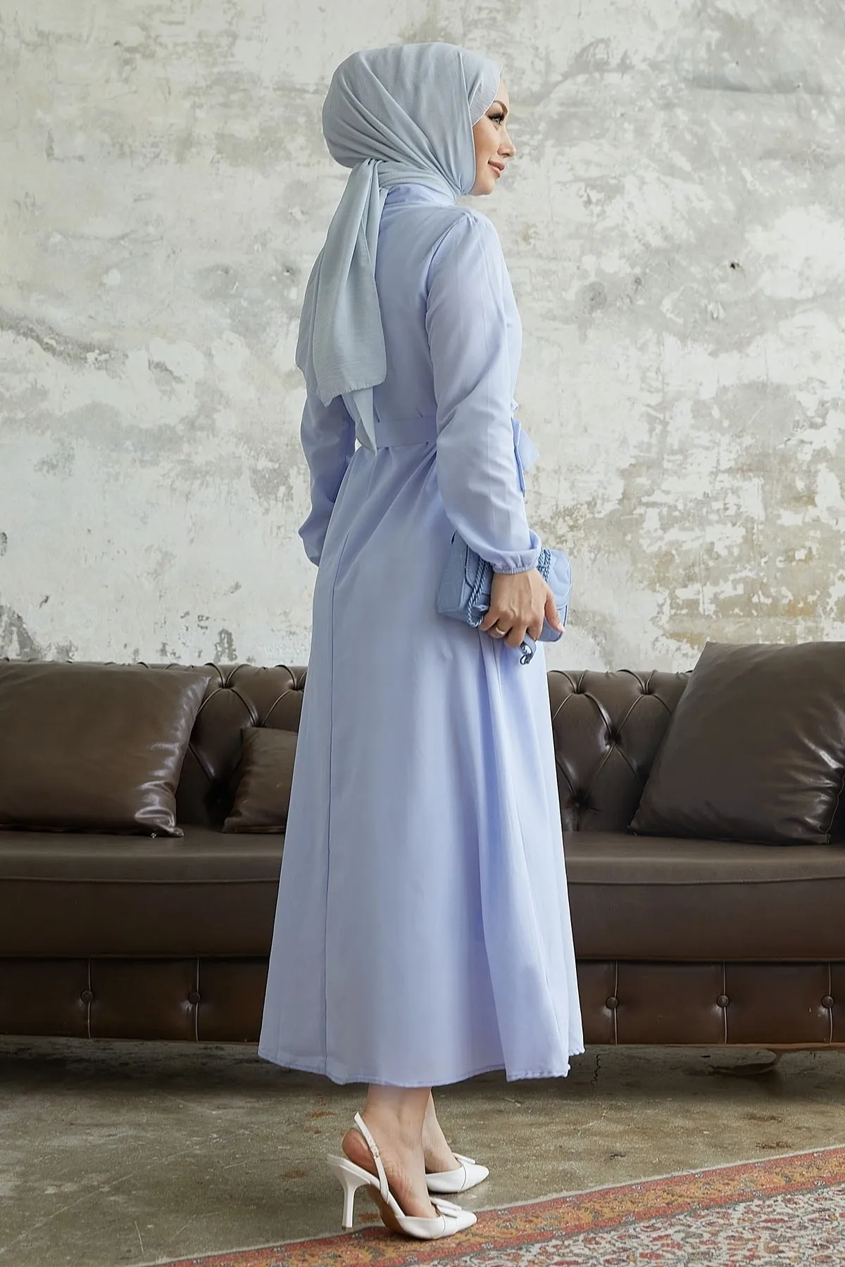 InStyle  Alerya Kleid mit Gürtel und Knöpfen – Babyblau