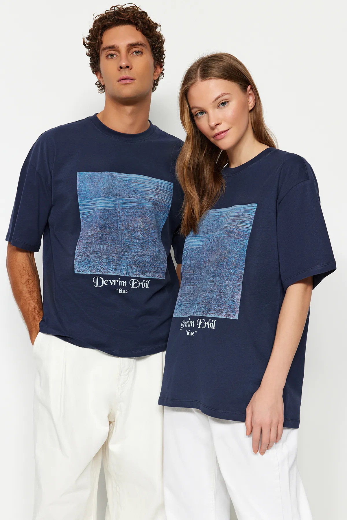 Trendyol Collection  Marineblaues, übergroßes, gestricktes Unisex-T-Shirt mit Devrim-Erbil-Aufdruck TWOSS24TS00017
