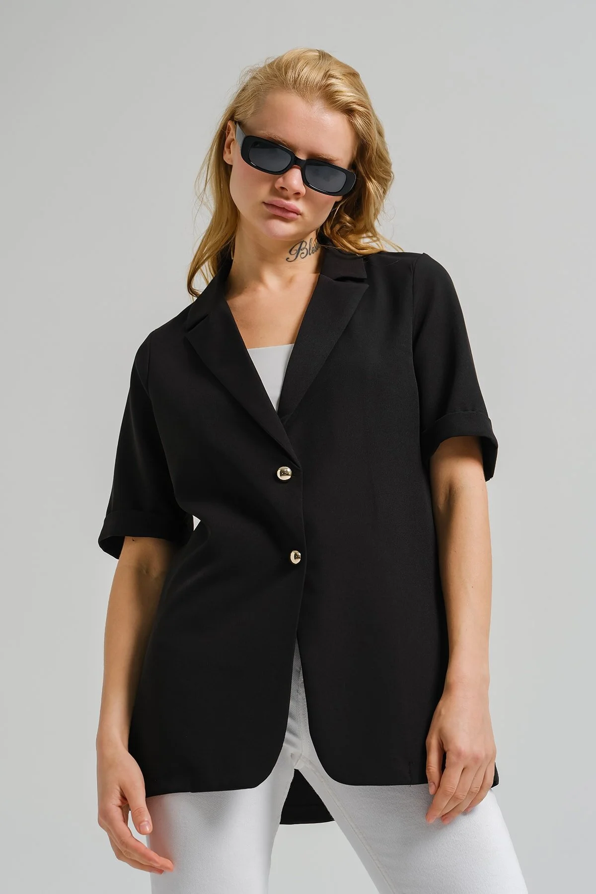 armonika  Schwarze, kurzärmelige Oversize-Jacke mit zwei Knöpfen für Damen ARM-23Y001034